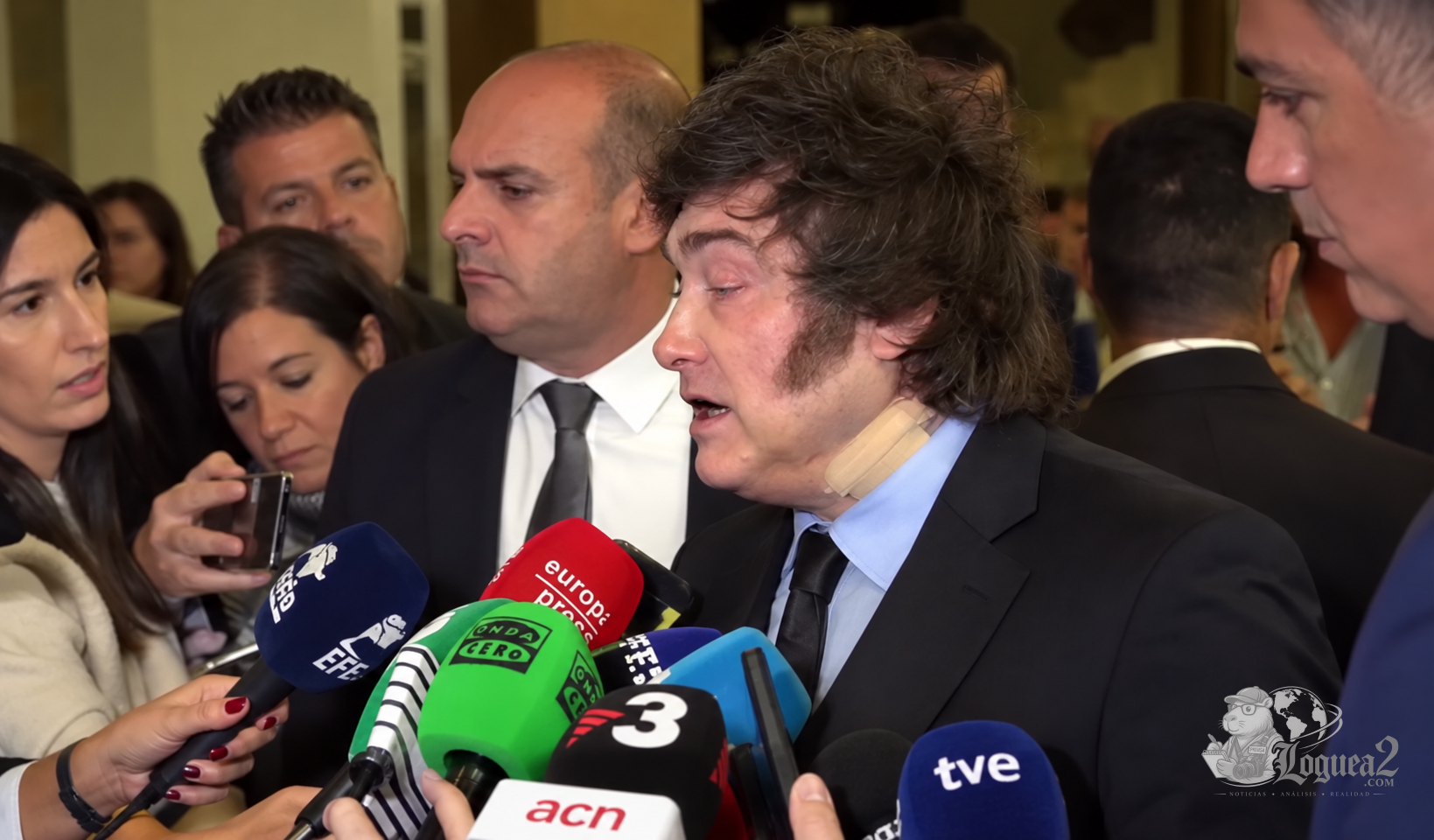 Milei apareció con una venda en el cuello durante su visita a España: las dos versiones que dio su entorno