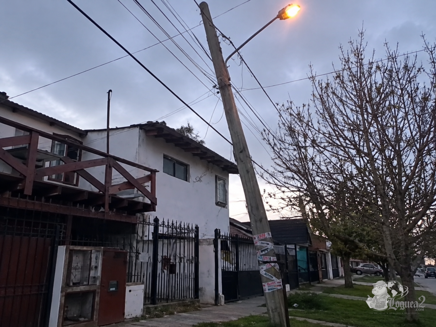 Mar del Plata: denuncian que un poste a punto de caer amenaza viviendas del barrio Las Américas