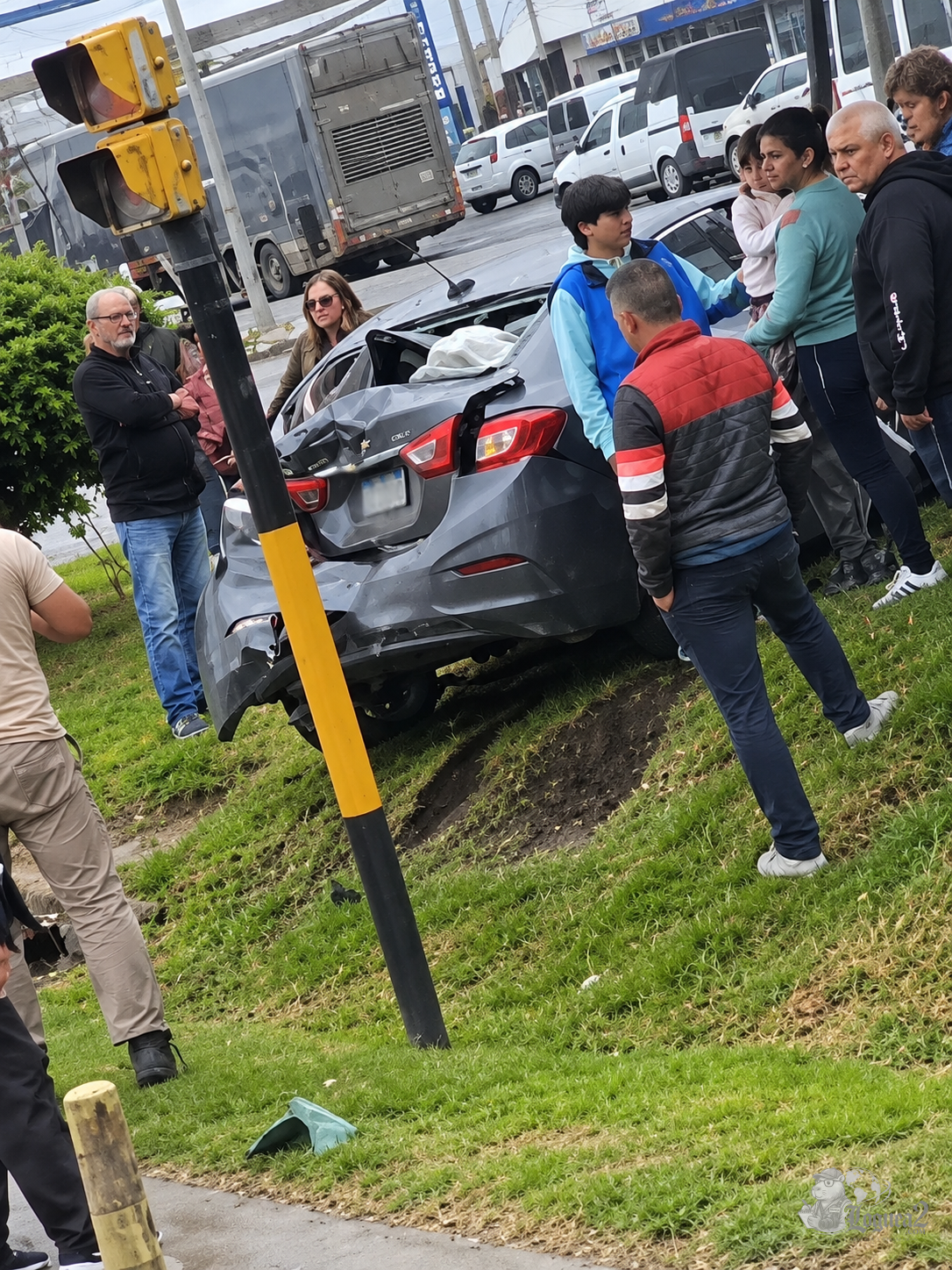 Un camión chocó a un automóvil detenido en un semáforo en el centro de Batán
